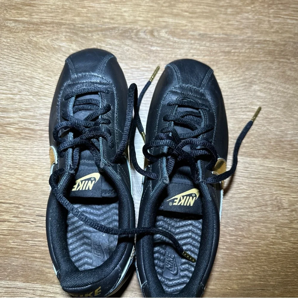 Nike Cortez‎ Black Gold Leather Youth Size 5 Sneakers Classic Retro Shoes